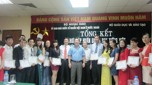 Bế giảng khóa tập huấn giảng dạy tiếng Việt cho giáo viên người Việt Nam ở nước ngoài. - ảnh 1